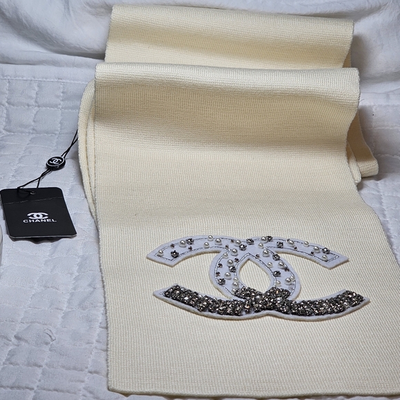 CHANEL Cashmere And Silk Cream Knit Scarf with Pearl Logo Embellishments NWT - Picture 5 of 10